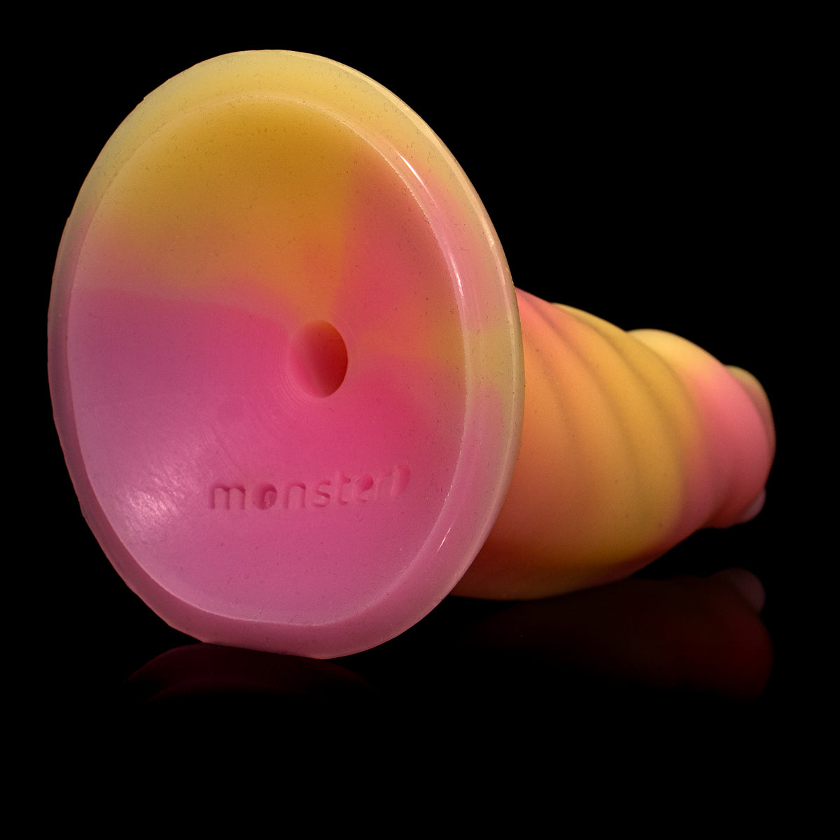 Dildo Monster D com piercing na ponta e corpo ondulado para estimulação profunda