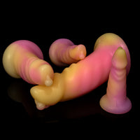 Dildo Monster D Duke em silicone fluorescente com formato marcante e piercing provocante