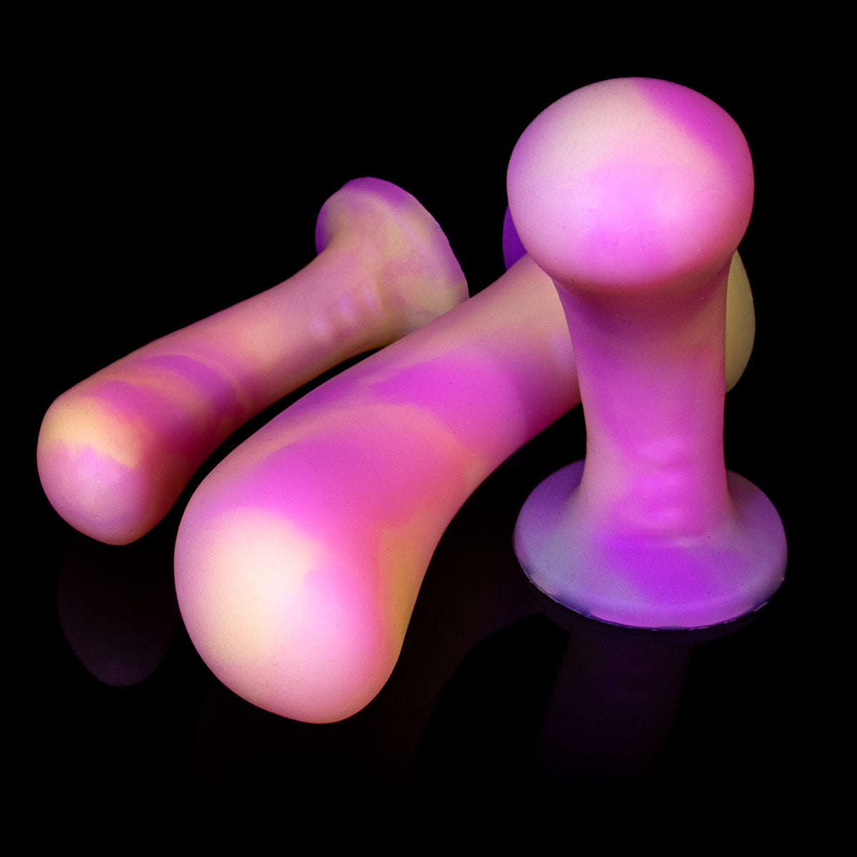Dildo Spring com textura lisa e corpo curvado da Monster D para usar com cintaralho