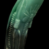 Dildo Monster D D-Alien em fundo escuro, revelando cada curva escultural alien