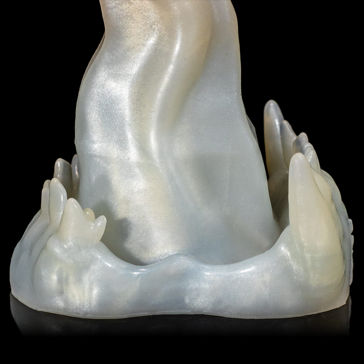 Dildo Lick Lust da Monster D com ponta curvada e base firme para controle total
