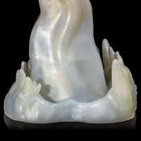 Dildo Lick Lust da Monster D com ponta curvada e base firme para controle total
