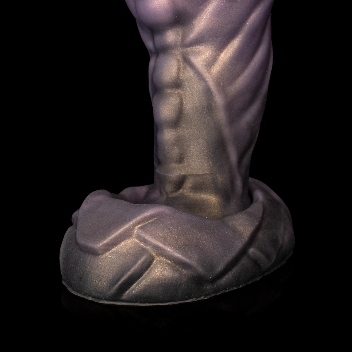 Deixe o Dom da Monster D conduzir sua fantasia com firmeza, volume e design monstruosamente belo