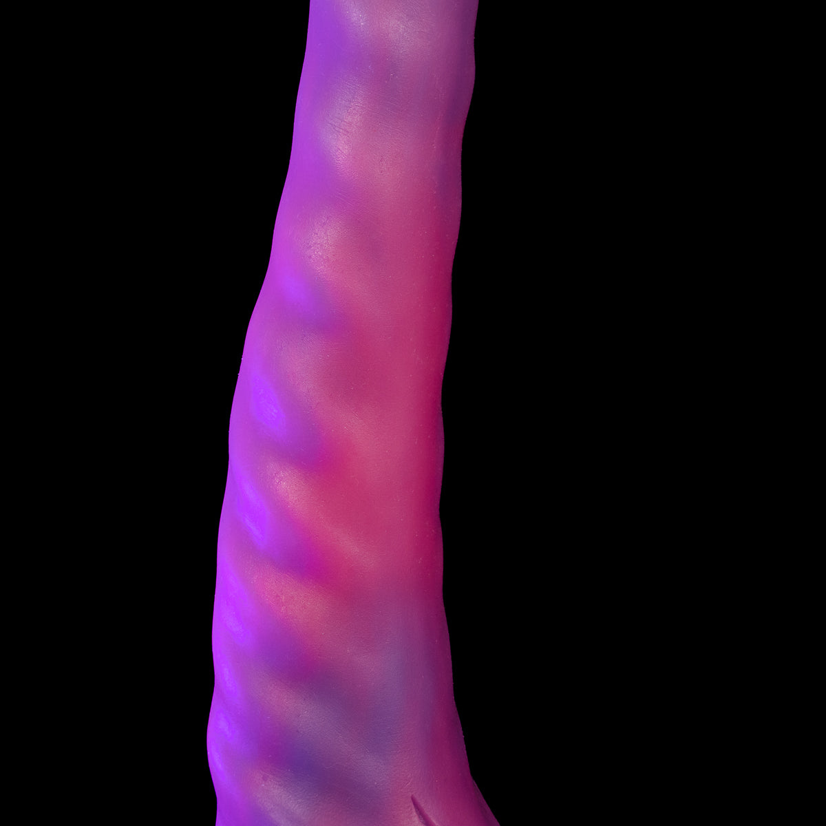 Dildo com espessura média e curvatura estratégica que provoca gemidos irresistíveis