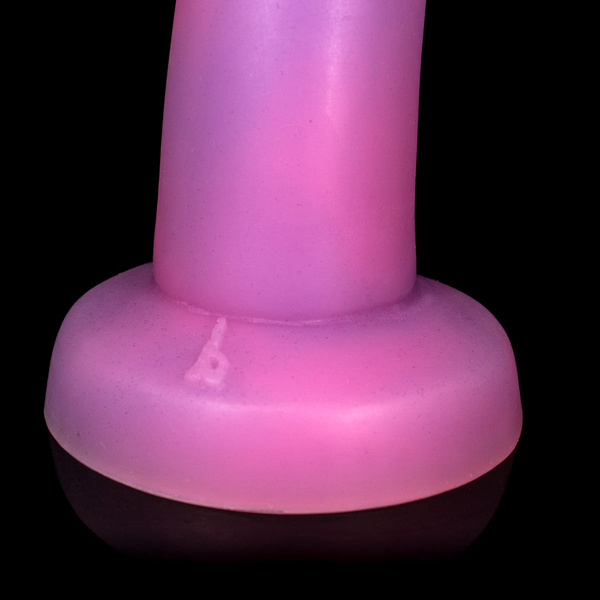 Vibrador tipo dildo rosa da Monster D com design clean e provocante
