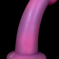 Vibrador dildo Monster D com ponta firme e toque aveludado

