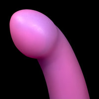 Vibrador rosa Monster D com curva estimulante e base segura

