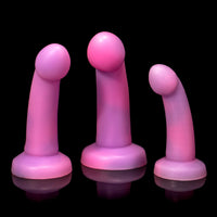 Vibrador dildo Monster D com ponta firme e toque aveludado
