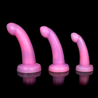 Vibrador rosa Monster D com curva estimulante e base segura
