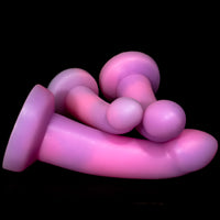 Vibrador Rosa tipo dildo da Monster D com cor vibrante e sensação crescente
