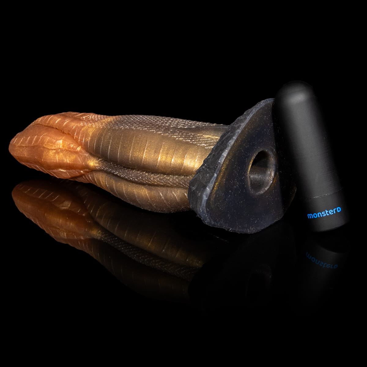 Vibrador Dragon com visual dourado, base firme e textura que estimula profundamente
