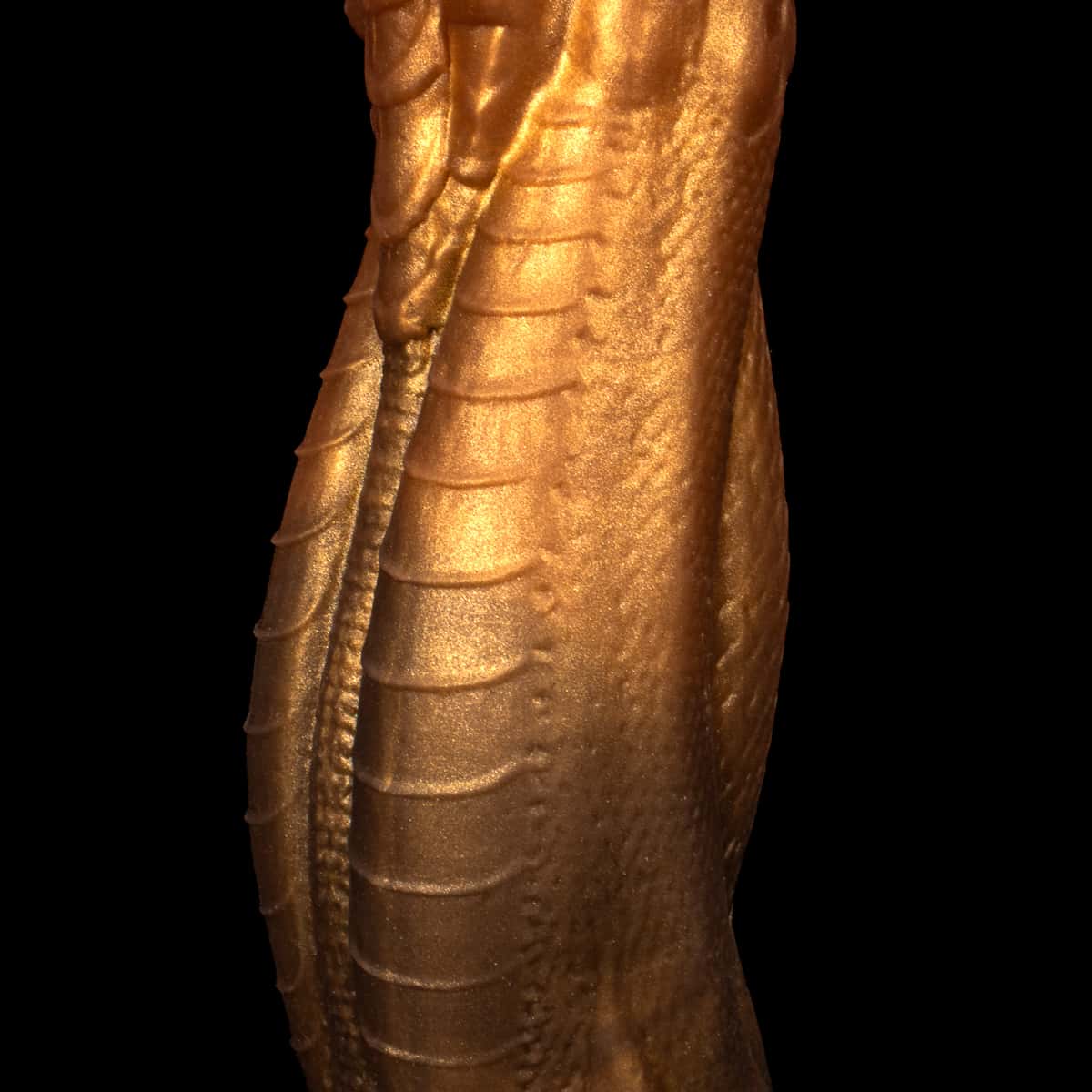 Monster D Vibrador Dragon com escamas douradas e base estável para explorar novas posições
