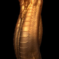 Monster D Vibrador Dragon com escamas douradas e base estável para explorar novas posições
