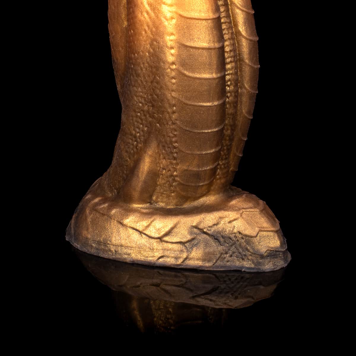 Vibrador Dragon Monster D com corpo largo, textura mítica e ponta arredondada
