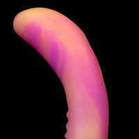 Vibrador Monster D com curva firme e toque macio para estimular por completo
