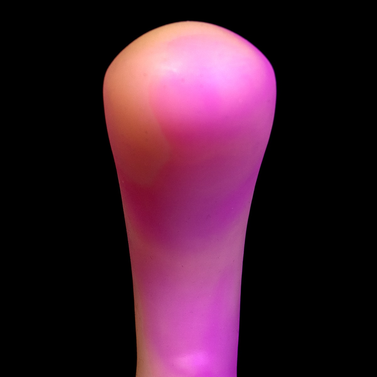 Vibrador Monster D com base firme para explorar novas posições com conforto
