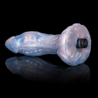 Vibrador Monster D Spartacus com corpo robusto e toque artístico provocante
