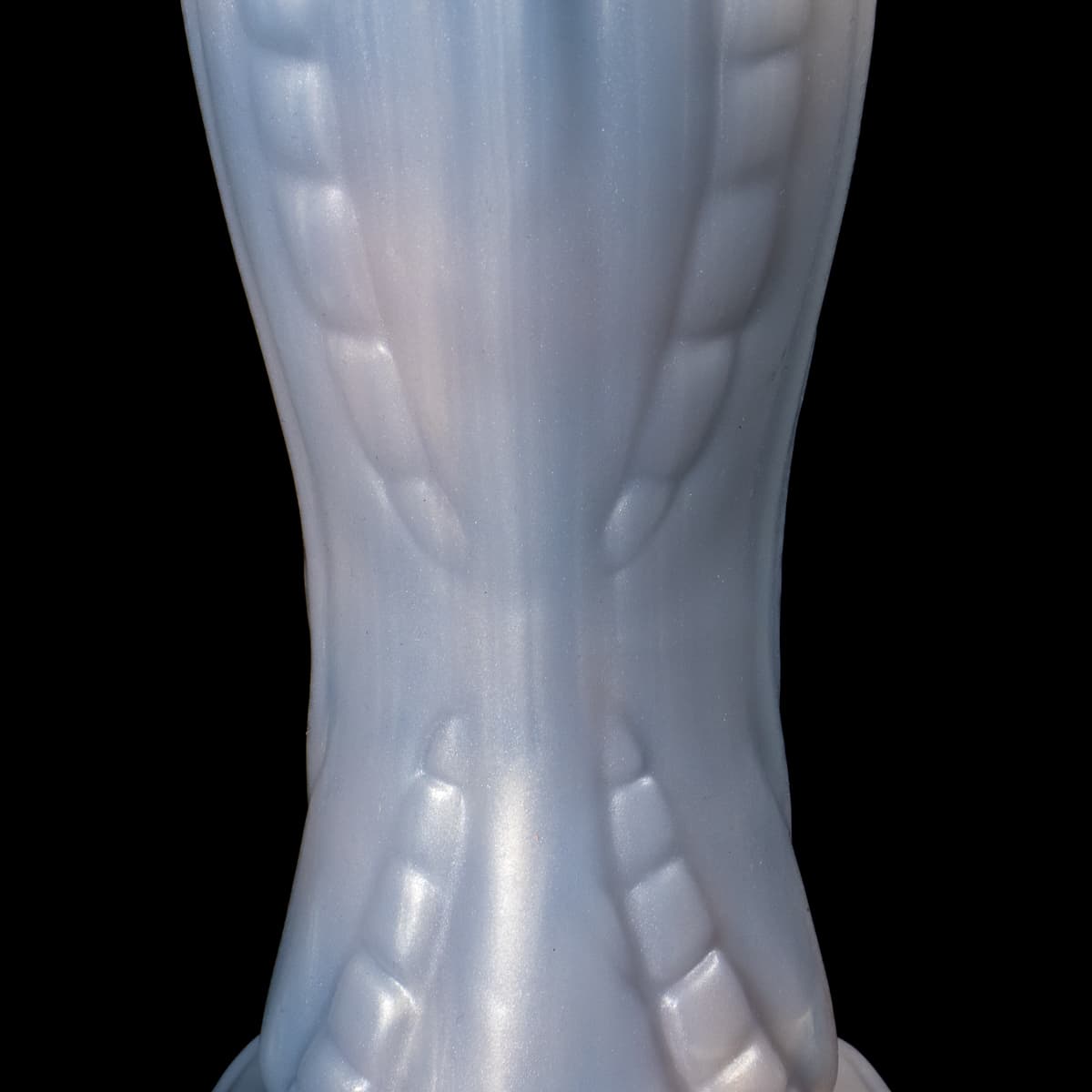 Vibrador Monster D Spartacus com estrutura robusta e arte que vibra
