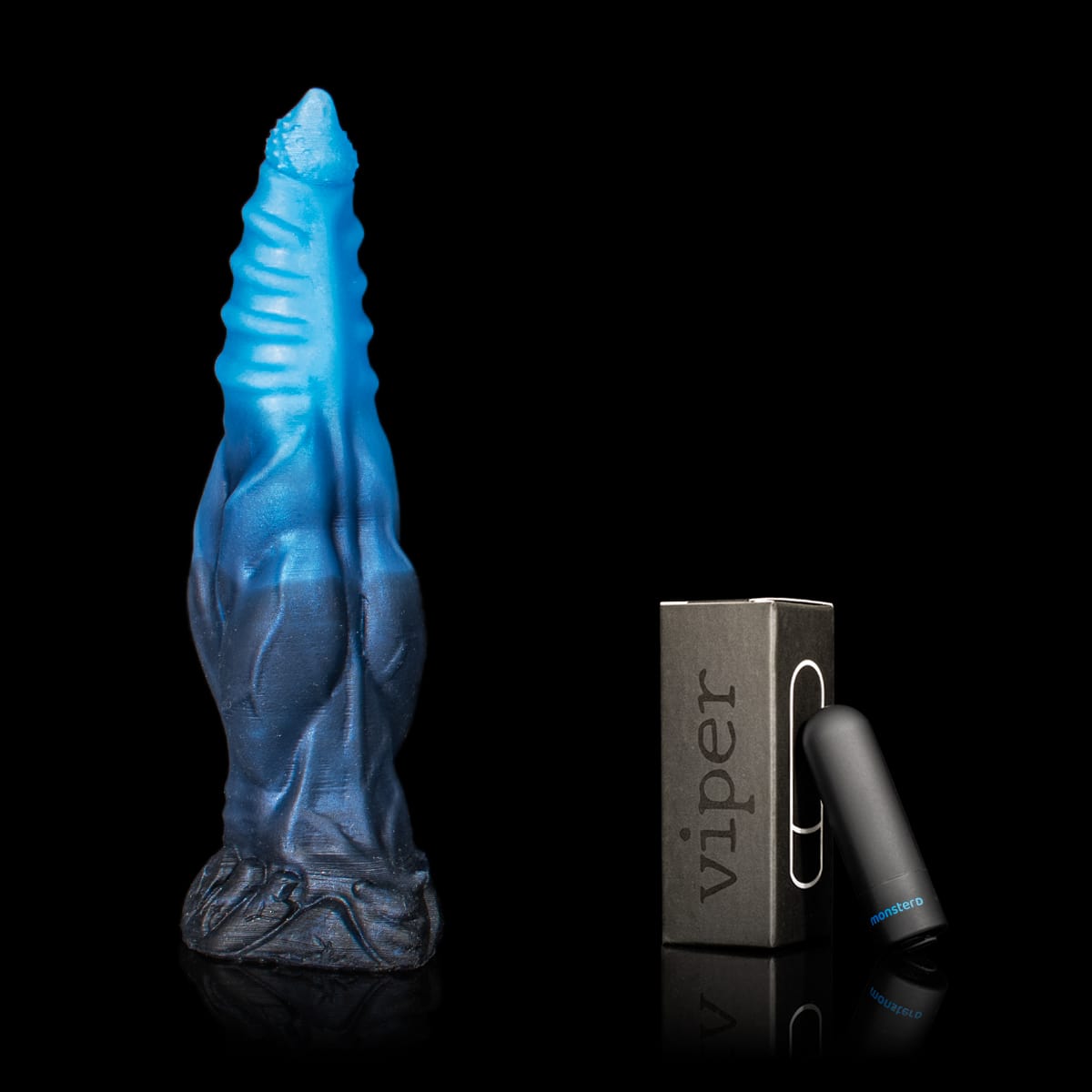 Vibrador anal Wolf Monster D com formato anatômico e textura muscular azul e preta
