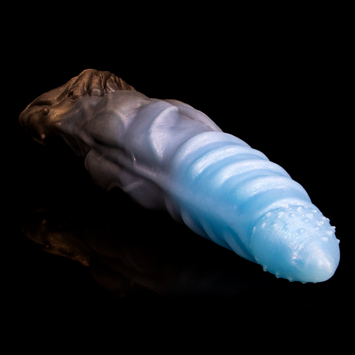 Monster D dildo anal com textura marcante e formato anatômico
