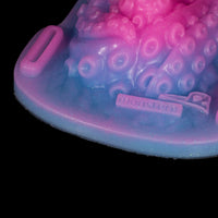 Vibrador Monster D com design discreto e pegada monstruosamente boa
