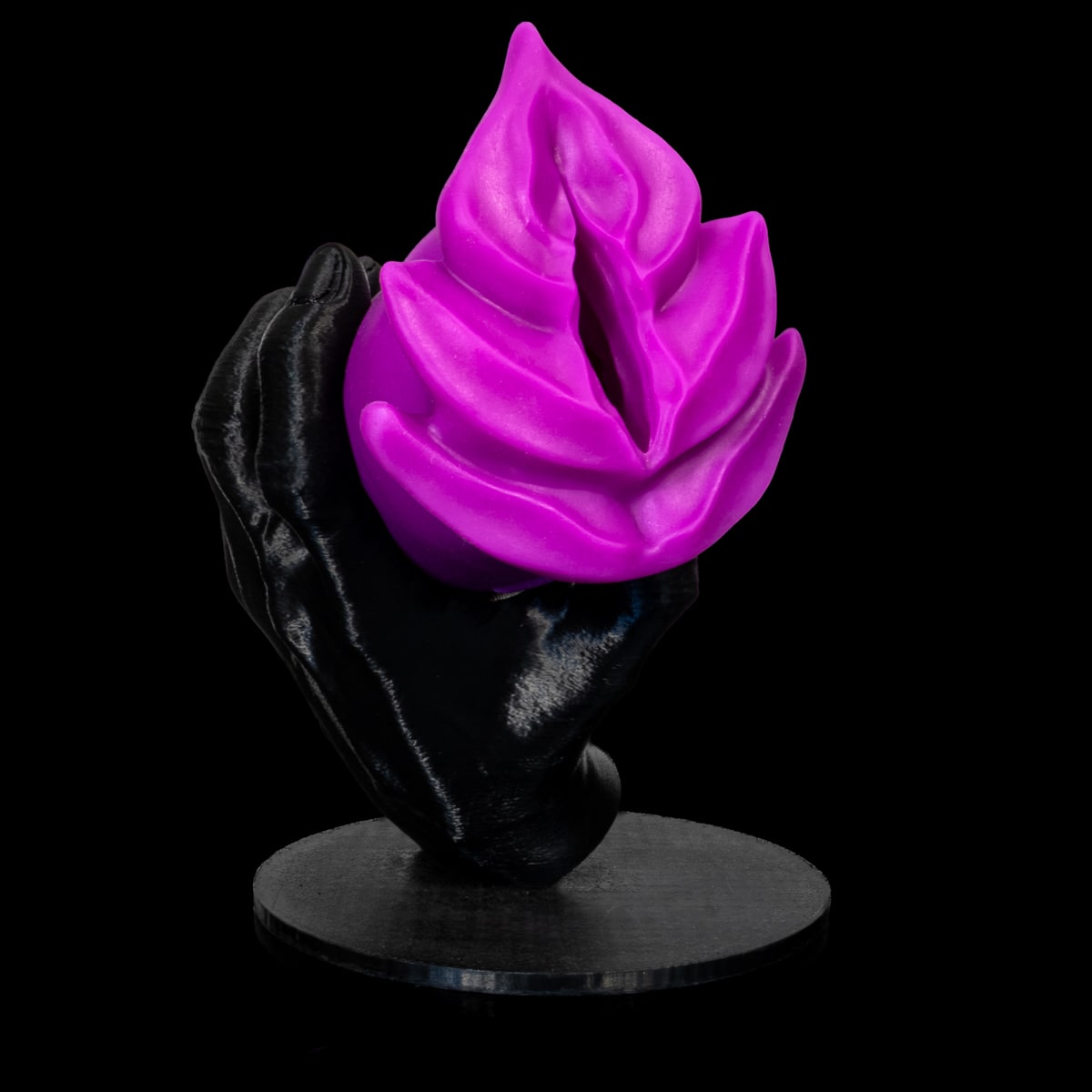 Estimulador masculino Monster D com boca apertadinha e canal interno provocante de silicone
