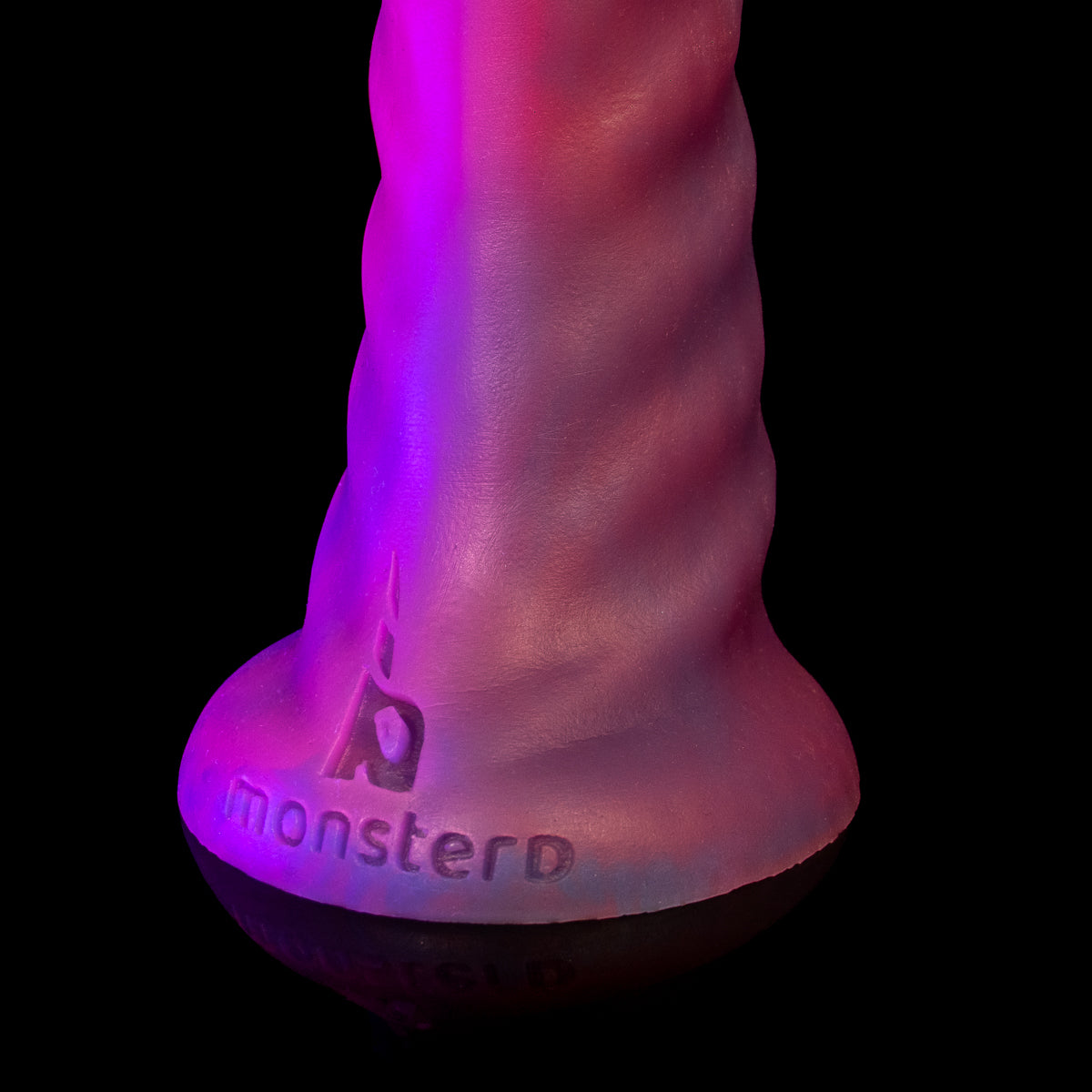 Dildo Billy ejaculador da Monster D conectado para orgasmo com ejaculação simulada
