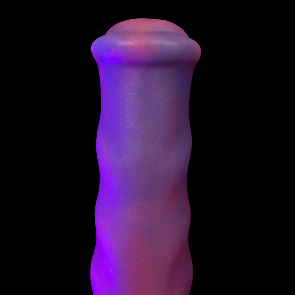 Dildo Monster D com formato versátil que encaixa bem e estimula profundamente