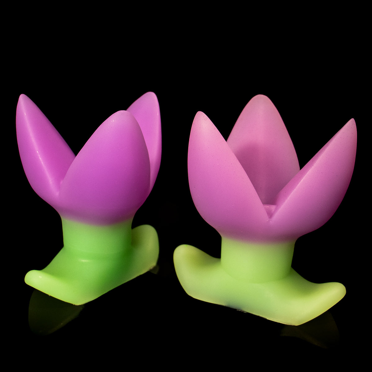 Plug anal Monster D floral com três pétalas para estimular onde o desejo brota mais forte