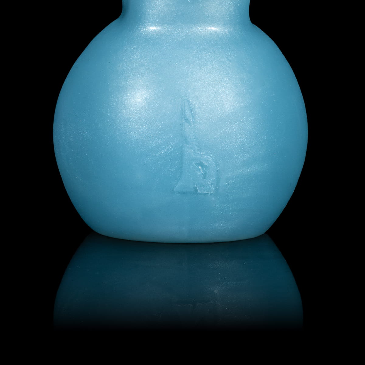 Vibrador de clitóris Monster D repousando como escultura sensorial
