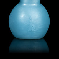 Vibrador de clitóris Monster D repousando como escultura sensorial
