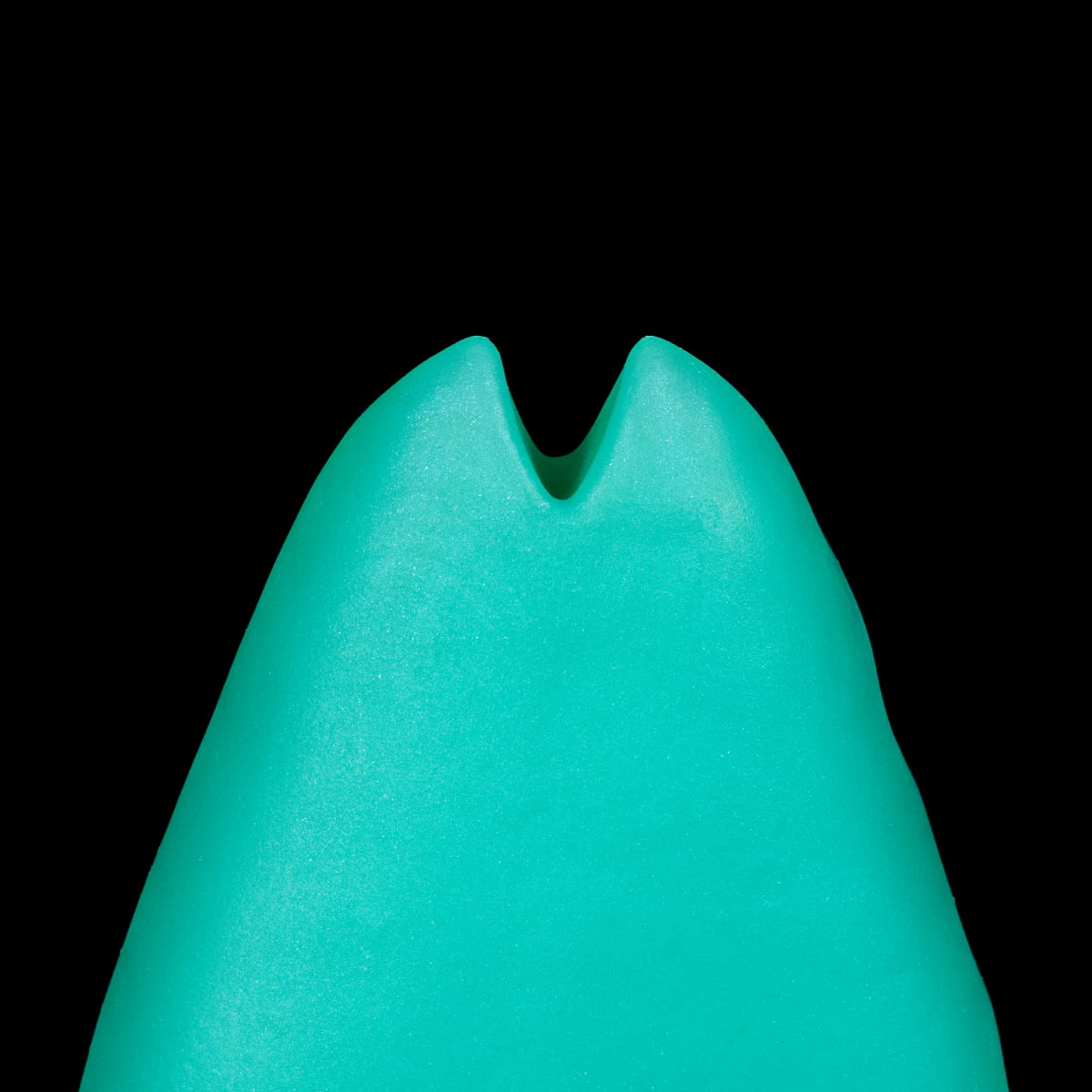 Massageador sensual Monster D em formato de concha com pressão suave e controlada
