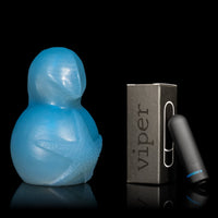 Vibrador de clitóris Monster D com ponta grossa e curvas fluidas, estimulando com elegância sensorial.
