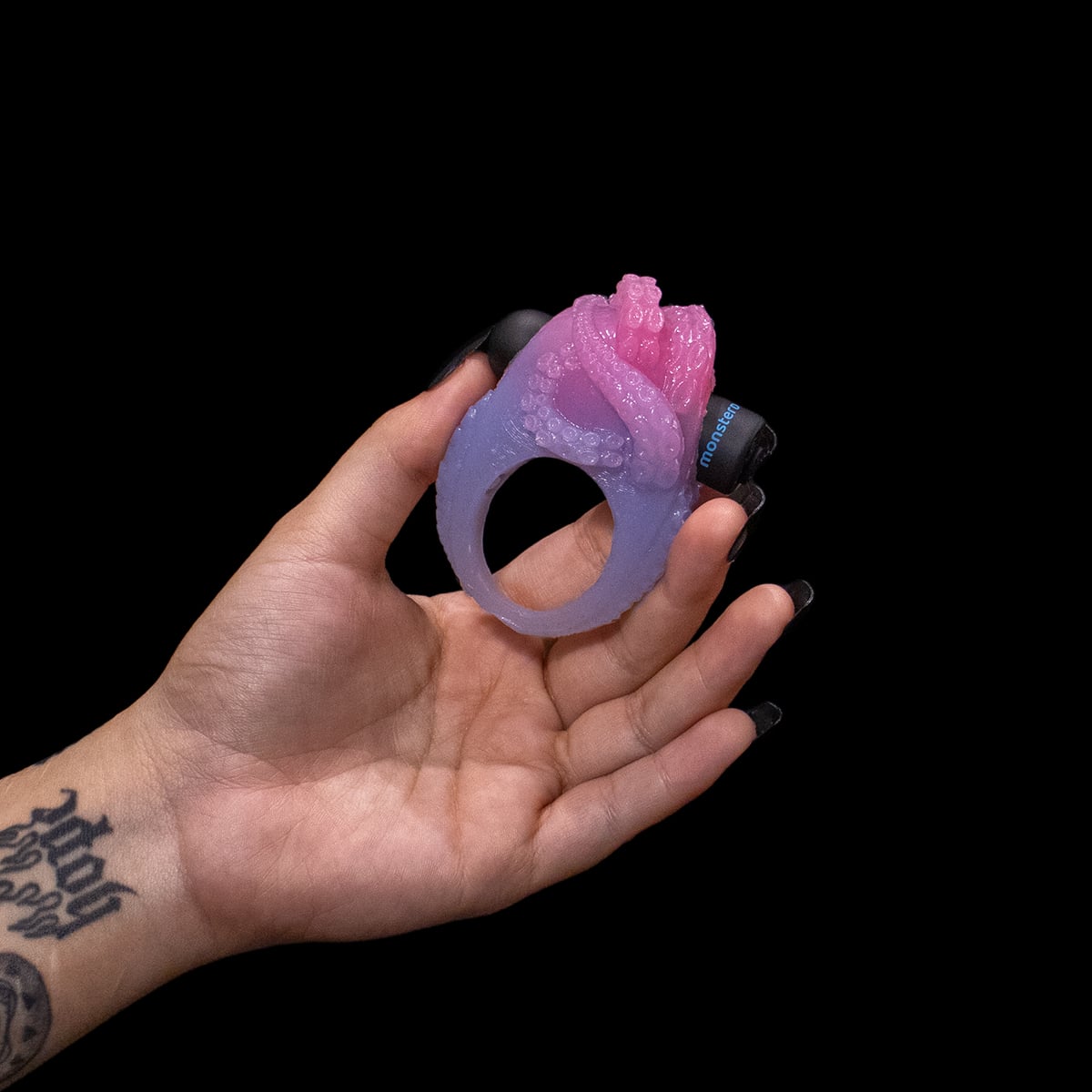 Kraken, o anel peniano vibratório da Monster D que te agarra com tesão