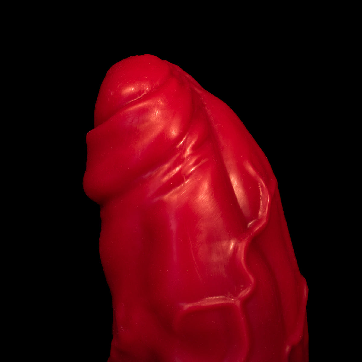 Dildo Grosso Bane em superfície lisa, pronto para penetração intensa
