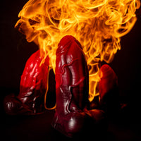 Detalhe da base do Dildo Grosso Bane com testículos esculpidos
