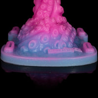 Sex Toy da linha Monster D com foco em roçar gostoso e encaixar sem pressa.
