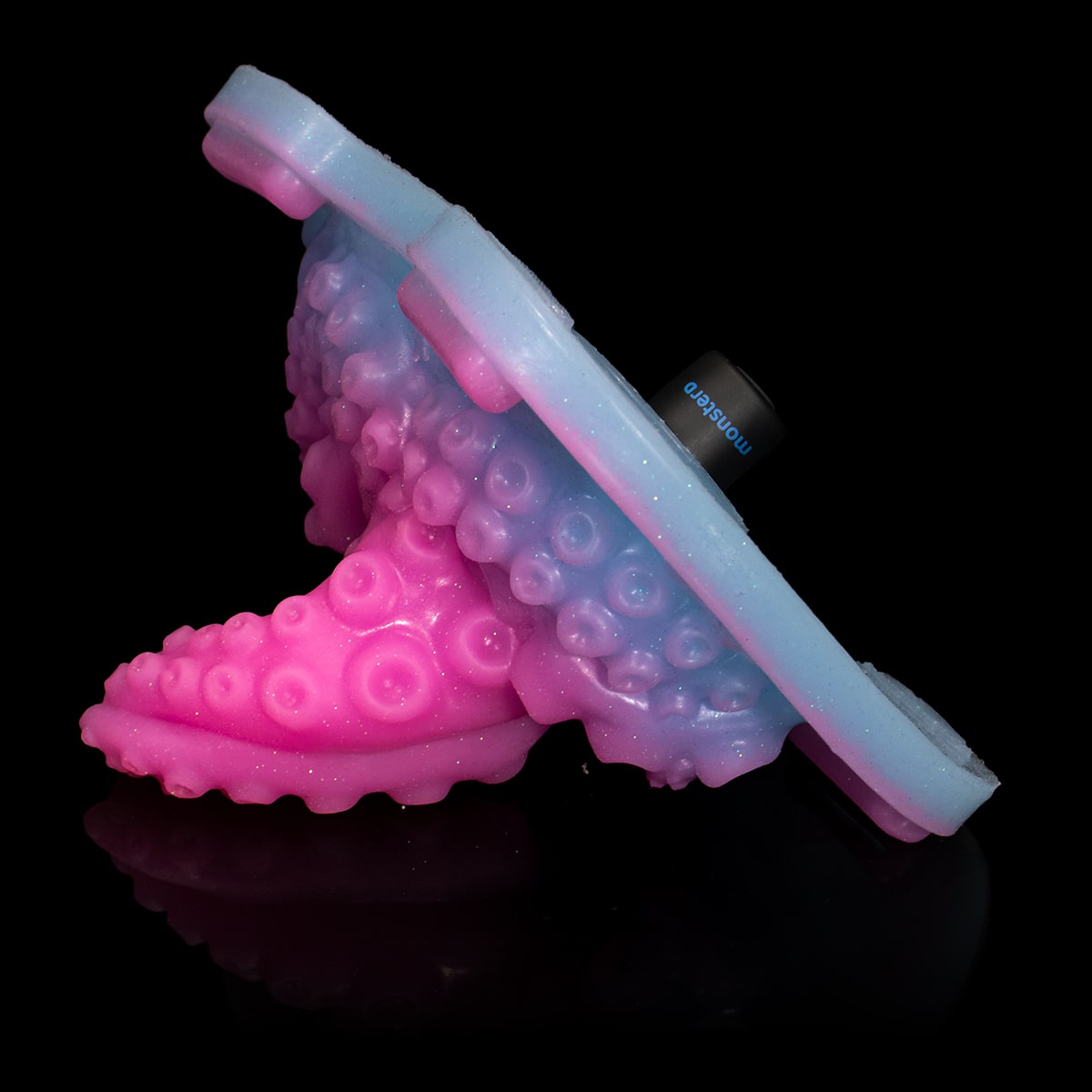 Close no Massageador de Clitóris Stella Monster D feito para toques suaves e carícias profundas.
