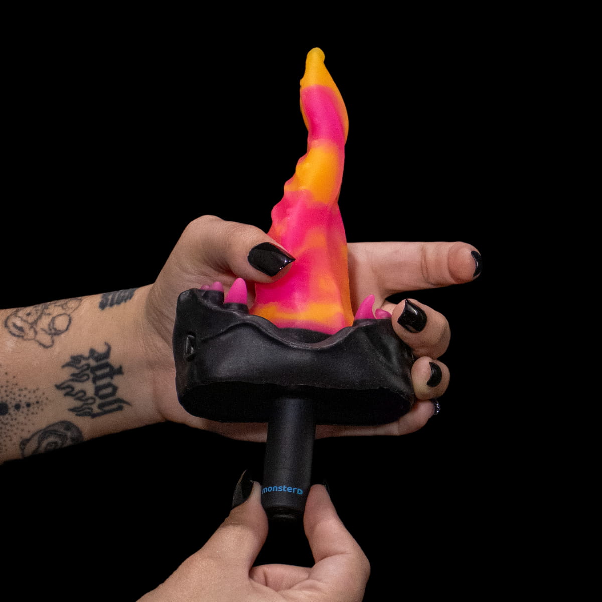 Hentai Vibrador Lick Goth da Monster D com base escura e ponta de língua
