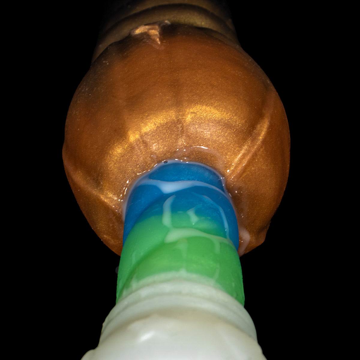 Sex toy dourado Monster D com dupla penetração e sensação intensa de aperto
