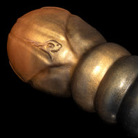 Masturbador Monster D dourado com penetração realista e design luxuoso
