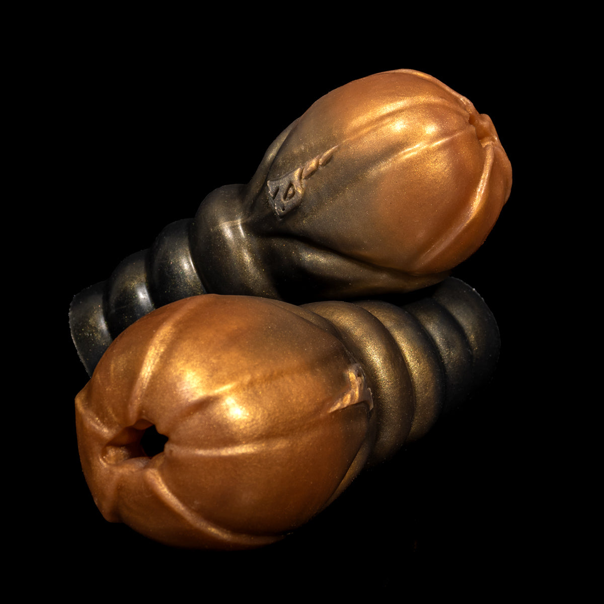 Masturbador Aurum com acabamento metálico e textura interna de arrepiar
