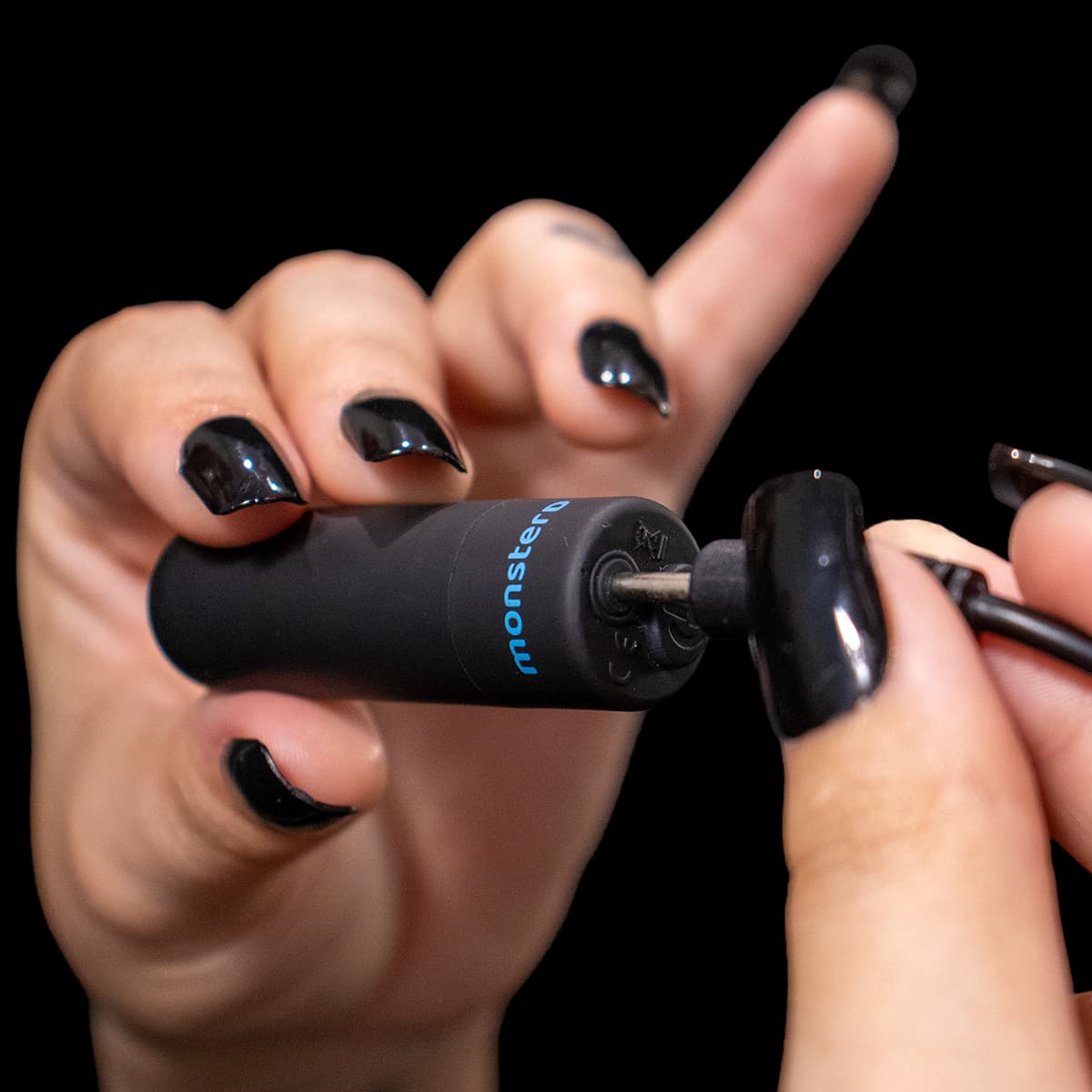 Viper da Monster D sobre fundo sensual com fruta aberta
