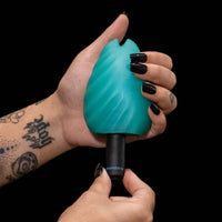 Vibrador de clitóris Sense Pinch da Monster D com ponta dupla que acaricia como poesia na pele.
