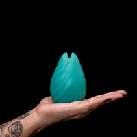 Vibrador clitoriano Sense Pinch da Monster D com encaixe anatômico e toque sutil
